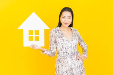 Ev ya da kağıt tabelalı güzel Asyalı kadın portresi