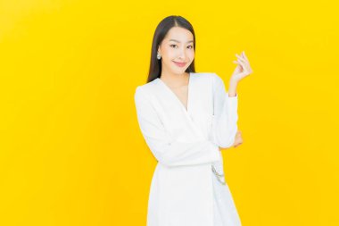 Portre güzel Asyalı kadın gülümsüyor. Renkli arka planda hareket var.