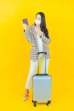 Çantalı ve pasaportlu güzel Asyalı kadın seyahate hazır.