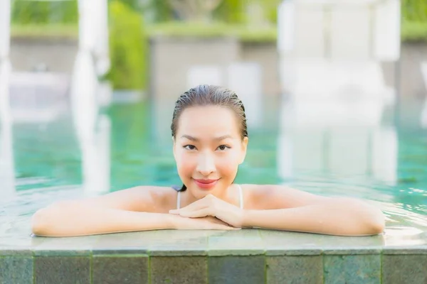 Portret Mooie Jonge Aziatische Vrouw Ontspannen Glimlach Rond Buitenzwembad Hotel — Stockfoto