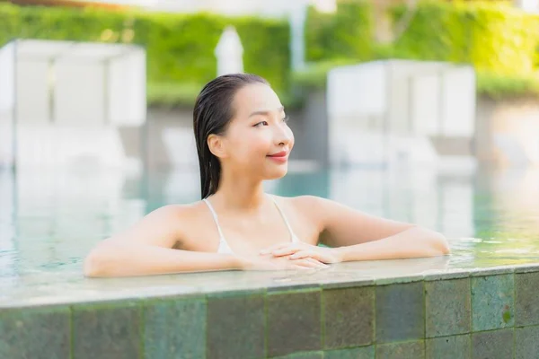 Portrait Belle Jeune Femme Asiatique Détendre Sourire Autour Piscine Extérieure — Photo