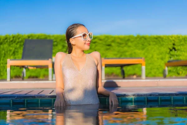 Retrato Bonito Jovem Asiático Mulher Relaxar Sorriso Lazer Redor Piscina — Fotografia de Stock