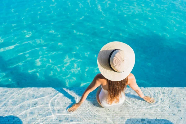 Retrato Bonito Jovem Asiático Mulher Sorriso Relaxar Lazer Redor Piscina — Fotografia de Stock