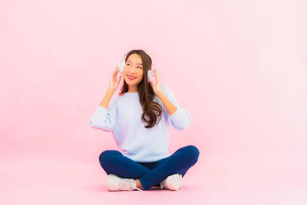 Porträtt Vacker Ung Asiatisk Kvinna Använder Smart Mobiltelefon Med Hörlurar — Stockfoto