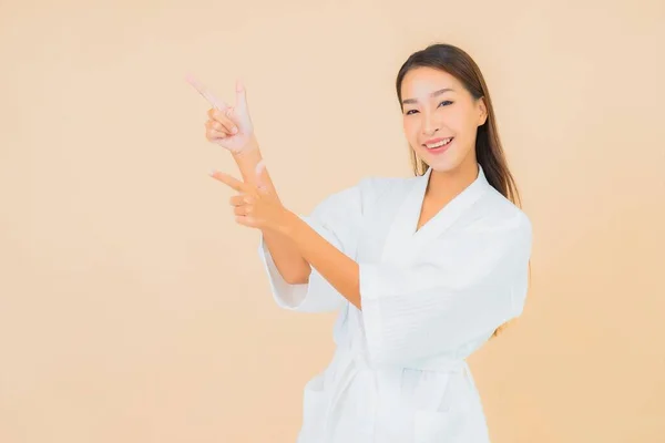 Retrato Bonito Jovem Asiático Mulher Desgaste Roupão Banho Com Sorriso — Fotografia de Stock