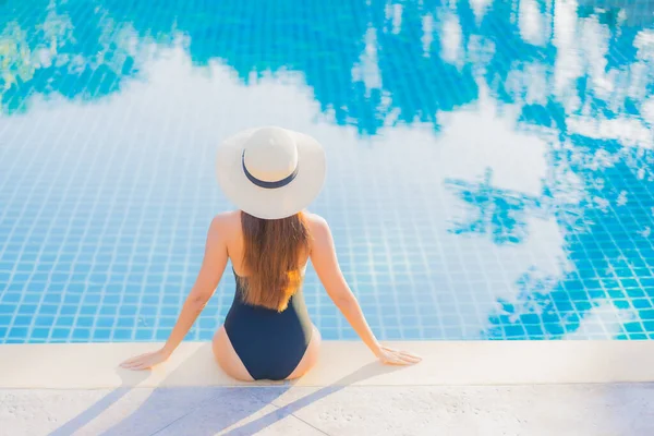 Retrato Hermosa Joven Asiática Mujer Relajarse Sonrisa Ocio Alrededor Aire — Foto de Stock