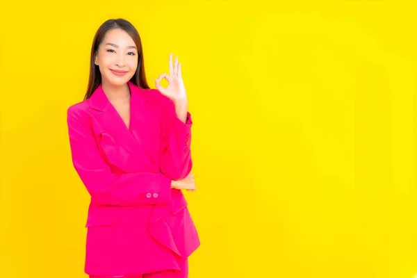 Retrato Hermosa Joven Asiática Mujer Sonrisa Acción Sobre Amarillo Color — Foto de Stock