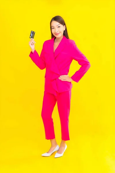 Портрет Красивая Молодая Азиатская Женщина Кредитной Картой Покупок Цветном Фоне — стоковое фото