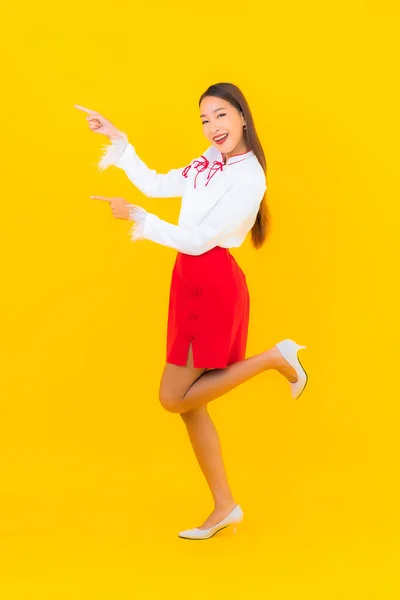 Portret Mooie Jonge Aziatische Vrouw Glimlach Actie Gele Achtergrond — Stockfoto