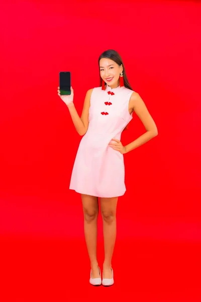 Retrato Bonito Jovem Asiático Mulher Uso Inteligente Celular Vermelho Isolado — Fotografia de Stock