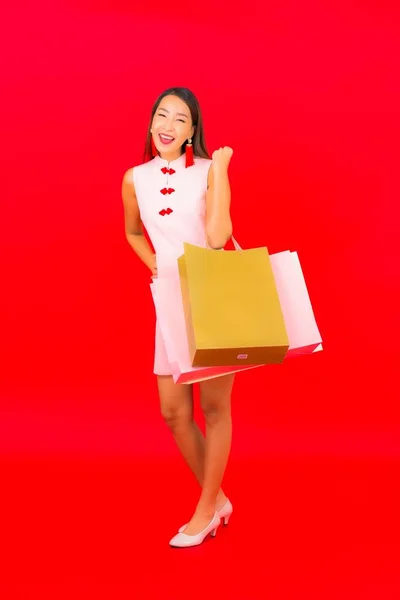Retrato Hermosa Joven Mujer Asiática Con Colorido Bolso Compras Sobre —  Fotos de Stock