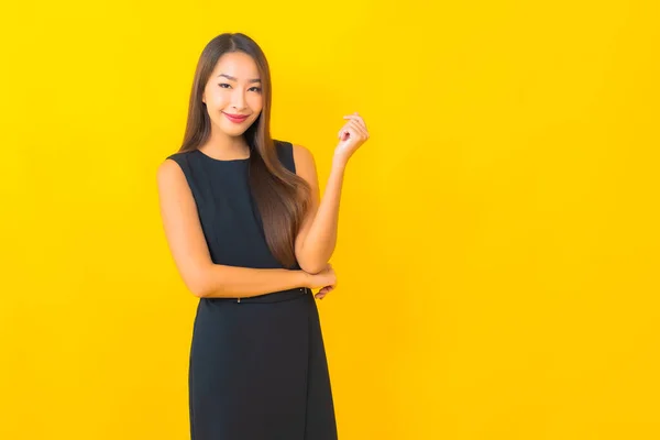 Güzel Asyalı Kadını Portresi Sarı Arka Planda Hareketli Bir Gülümseme — Stok fotoğraf