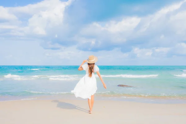 Ritratto Bella Giovane Donna Asiatica Relax Sorriso Svago Intorno Spiaggia — Foto Stock