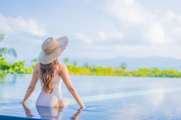 Retrato Hermosa Joven Mujer Asiática Disfrutar Alrededor Piscina Aire Libre — Foto de Stock