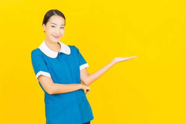 Retrato Hermosa Joven Asiática Mujer Mucama Limpieza Sonrisa Con Acción — Foto de Stock