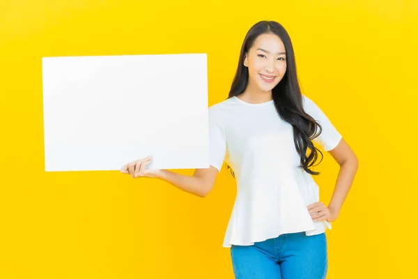 Portret Piękna Młoda Azjatycka Kobieta Pustym Białym Billboardem Żółtym Tle — Zdjęcie stockowe