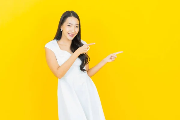 Portret Mooie Jonge Aziatische Vrouw Glimlach Met Actie Gele Kleur — Stockfoto