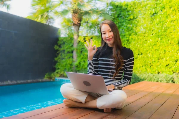 Portret Jonge Aziatische Vrouw Met Behulp Van Laptop Computer Rond — Stockfoto