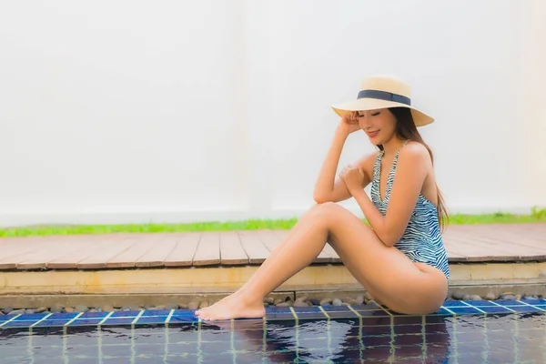 Portrait Jeune Femme Asiatique Sourire Heureux Détendre Autour Piscine Extérieure — Photo