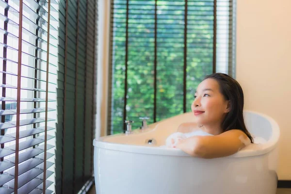 Portrait Belle Jeune Femme Asiatique Sourire Heureux Relax Prendre Bain — Photo