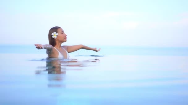 Portrét Krásná Mladá Asijská Žena Relaxovat Kolem Venkovního Bazénu Resortu — Stock video