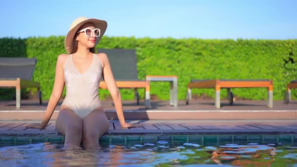 Portrét Krásná Mladá Asijská Žena Relaxovat Kolem Venkovního Bazénu Resortu — Stock video