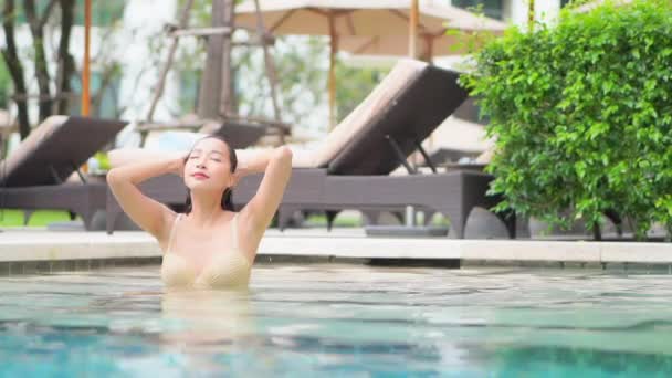 Portrait Belle Jeune Femme Asiatique Détendre Autour Piscine Extérieure Station — Video