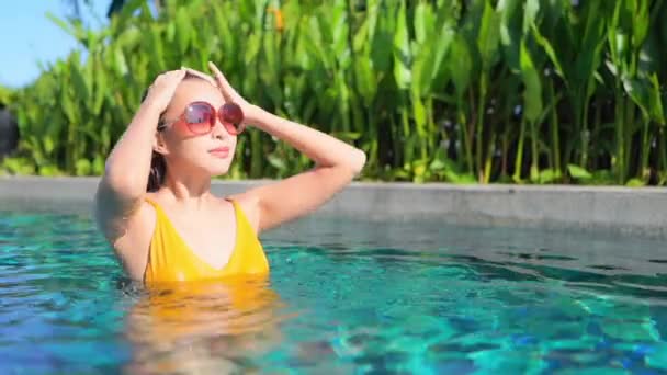 Retrato Hermosa Joven Mujer Asiática Relajarse Alrededor Piscina Aire Libre — Vídeos de Stock