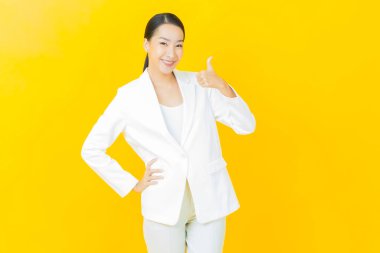 Portre güzel Asyalı kadın gülümsüyor. Renkli arka planda hareket var.