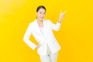 Portre güzel Asyalı kadın gülümsüyor. Renkli arka planda hareket var.