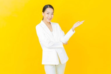 Portre güzel Asyalı kadın gülümsüyor. Renkli arka planda hareket var.