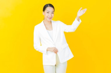 Portre güzel Asyalı kadın gülümsüyor. Renkli arka planda hareket var.