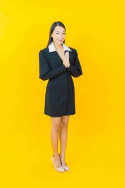 Portre güzel Asyalı kadın gülümsüyor. Renkli arka planda hareket var.