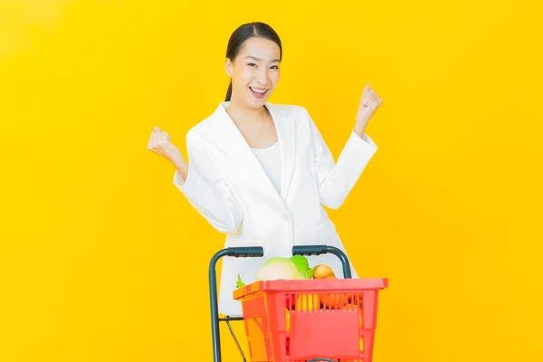 Ritratto Bella Giovane Donna Asiatica Sorriso Con Cesto Della Spesa — Foto Stock