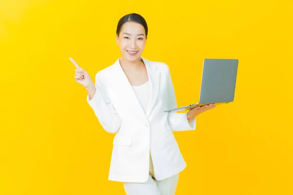 Portret Mooie Jonge Aziatische Vrouw Glimlach Met Computer Laptop Geïsoleerde — Stockfoto