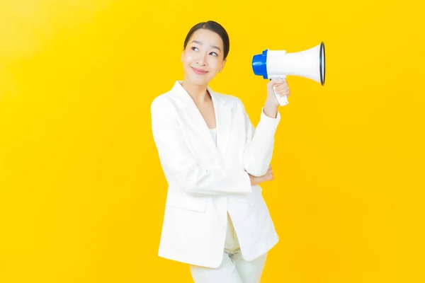 Portret Mooie Jonge Aziatische Vrouw Glimlach Met Megafoon Kleur Achtergrond — Stockfoto