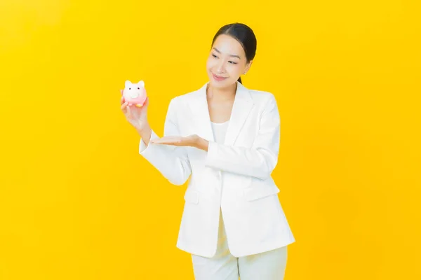 Portret Mooie Jonge Aziatische Vrouw Met Piggy Bank Kleur Achtergrond — Stockfoto