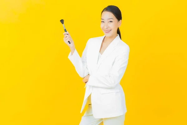 Porträt Schöne Junge Asiatische Frau Mit Make Pinsel Kosmetik Auf — Stockfoto