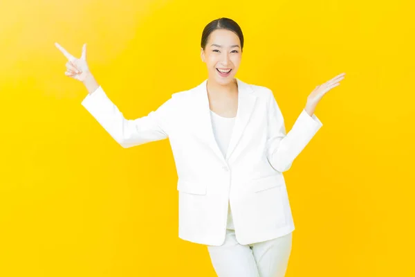 Portret Mooie Jonge Aziatische Vrouw Glimlach Met Actie Kleur Achtergrond — Stockfoto