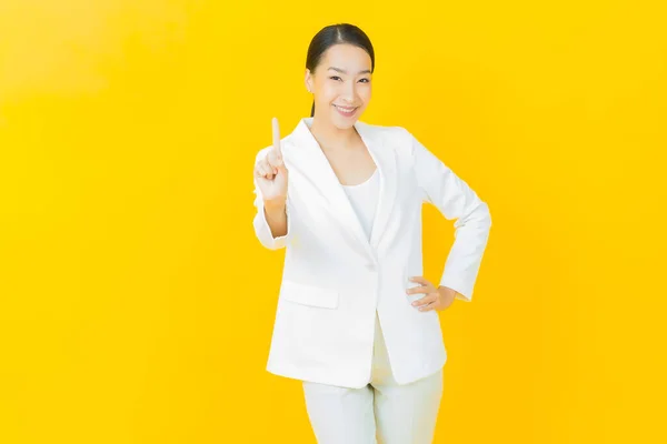 Retrato Hermosa Joven Asiática Mujer Sonrisa Con Acción Color Fondo — Foto de Stock