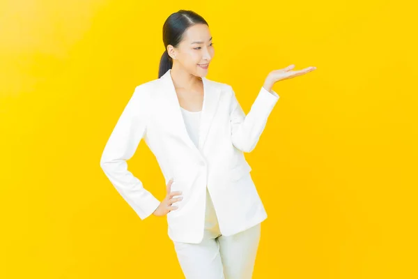 Portret Mooie Jonge Aziatische Vrouw Glimlach Met Actie Kleur Achtergrond — Stockfoto