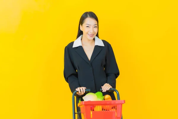 Porträtt Vacker Ung Asiatisk Kvinna Leende Med Matvarukorg Från Snabbköpet — Stockfoto