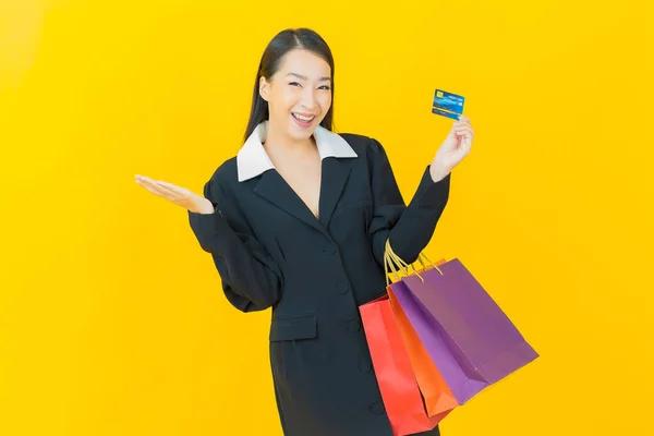 Retrato Hermosa Joven Mujer Asiática Sonrisa Con Bolsa Compras Fondo — Foto de Stock