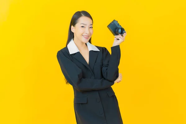 Retrato Bonito Jovem Asiático Mulher Usar Câmera Cor Fundo — Fotografia de Stock