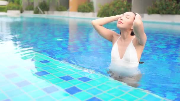 Retrato Hermosa Joven Mujer Asiática Relajarse Alrededor Piscina Aire Libre — Vídeos de Stock