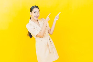 Portre güzel Asyalı kadın gülümsüyor. Renkli arka planda hareket var.