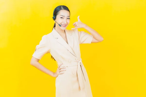 Porträtt Vacker Ung Asiatisk Kvinna Med Call Center Kundtjänst Center — Stockfoto