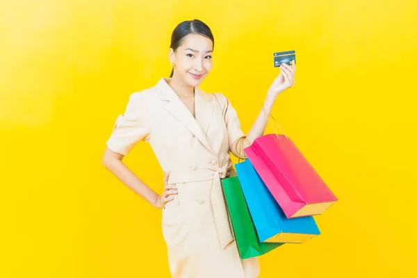 Retrato Hermosa Joven Mujer Asiática Sonrisa Con Bolsa Compras Fondo — Foto de Stock