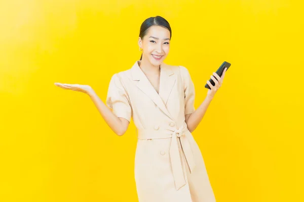Portret Piękna Młoda Azjatycka Kobieta Uśmiech Inteligentnym Telefonem Komórkowym Tle — Zdjęcie stockowe