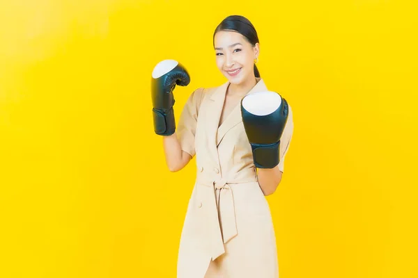 Retrato Hermosa Joven Asiática Mujer Con Guante Boxeo Color Fondo — Foto de Stock